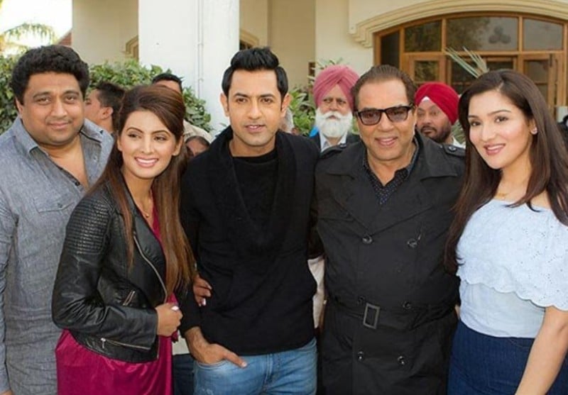 Smeep Kang, Geeta Basra, Gippy Grewal, Dharmendra, and Tina Ahuja during the promotion of Second Hand Husband film (left to right)