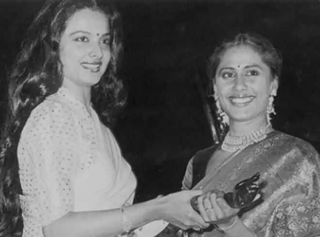 Smita Patil while receiving an award from Rekha at FilmFare