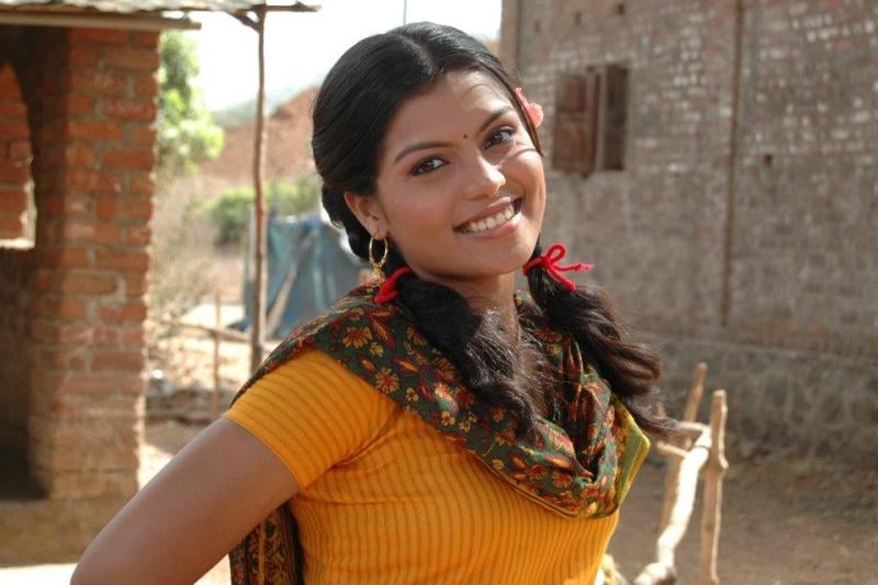 Smita Shewale in a still from the Marathi film Ya Gol Gol Dabyatla (2012)