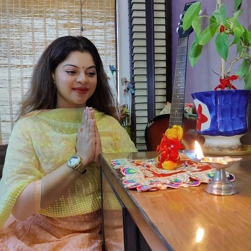Sneha Wagh while worshipping Lord Ganesha