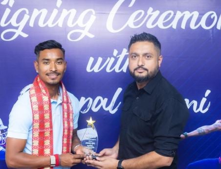 Sompal Kami (left) signing a deal with Geeta Aviation