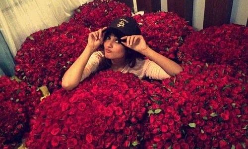 Sonal Chauhan with 8000 roses