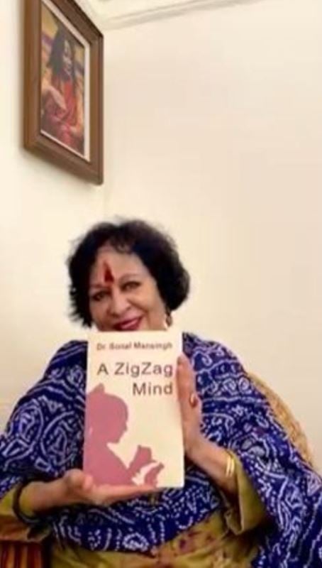 Sonal Mansingh holding her book 