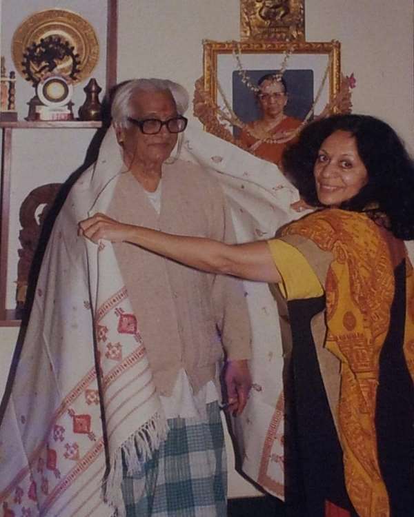 Sonal Mansingh with her Guru, U. S. Krishna Rao. In the photo frame on the wall is her Guru, Chandrabhaga Devi
