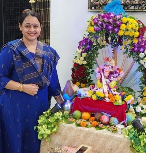 Sonalika Joshi with an idol of lord Ganesha