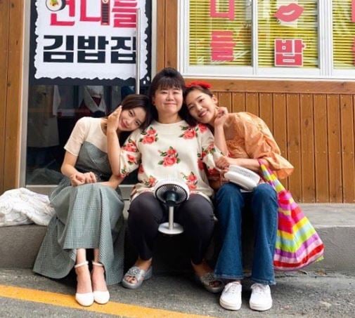 Song Da-eun (extreme left) during the shoot of a TV serial