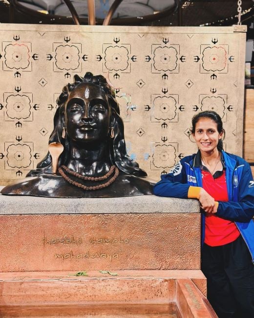 Sonika Tandi standing beside the statue of Lord Shiva