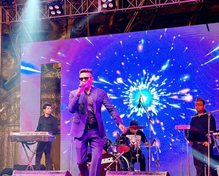Sonu Thukral performing live at a concert