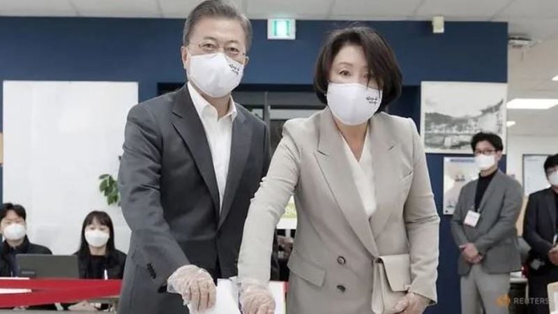 South Korean President Moon Jae-in and first lady Kim Jung-sook cast their absentee ballots at a polling station for parliamentary election in Seol