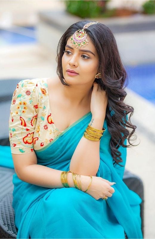 Sreemukhi in her favourite outfit Saree