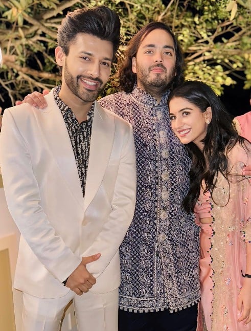 Stebin Ben posing with Anant Ambani and Radhika Merchant