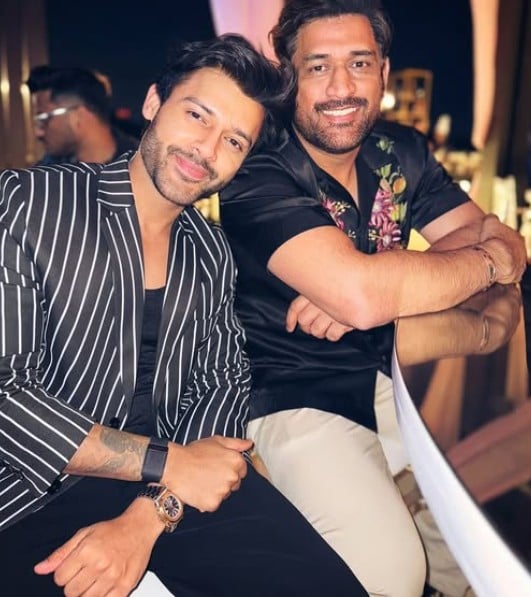 Stebin Ben posing with MS Dhoni