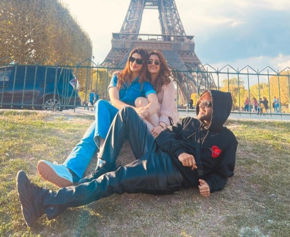 Stebin Ben with Kriti Sanon and Nupur Sanon