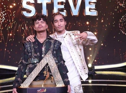 Steve Jyrwa holding India