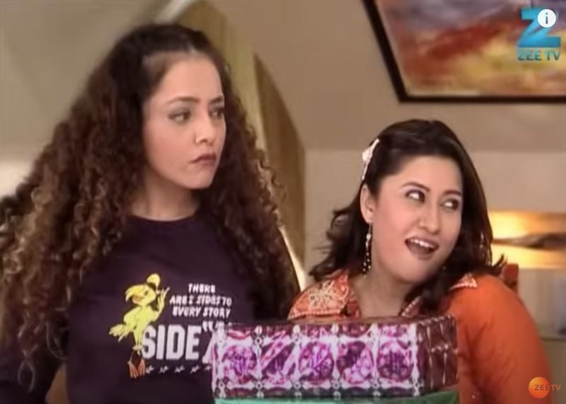 Suchitra Bandekar (right) in a still from the Hindi sitcom titled ‘Hum Paanch’ (1995)