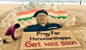 Sudarsan Pattnaik with his sand sculptor of Lance Naik, Hanumanthappa