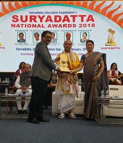 Sudhanshu Ji Maharaj being honoured