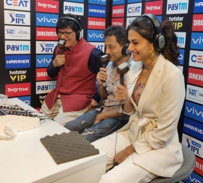 Sujoy Ghosh (centre) doing commentary while promoting his film Badla