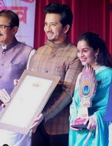 Sukhada Khandkekar receiving Suvichar Gaurav