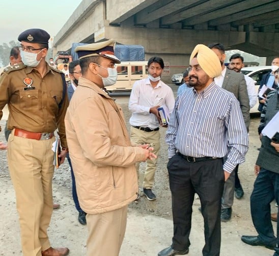 Sukhbir Singh Sandhu while discussing the roads and infrastructure problems with an IPS officer