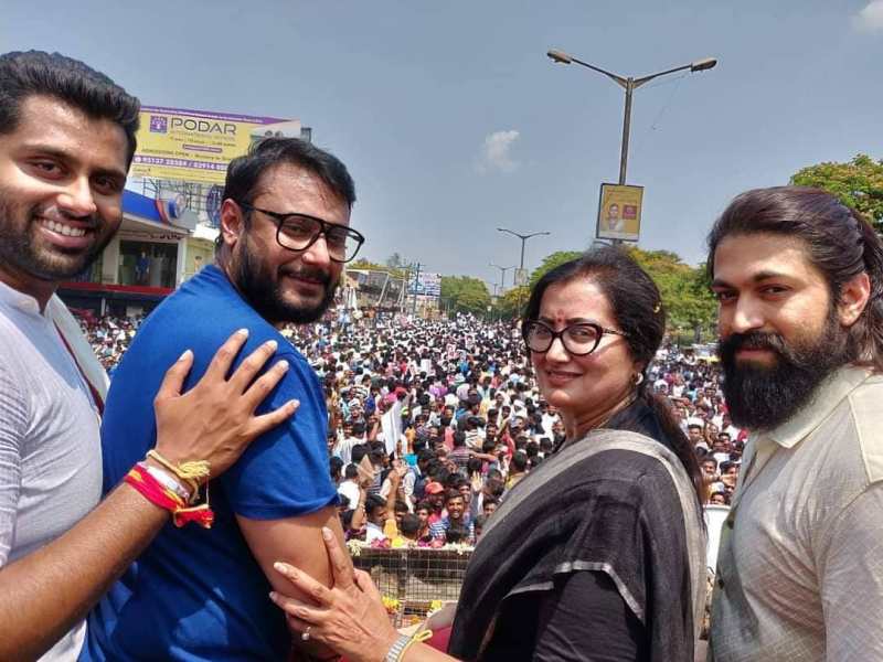 Sumalatha (second from right) after filing the nomination papers in the 2019 Lok Sabha elections