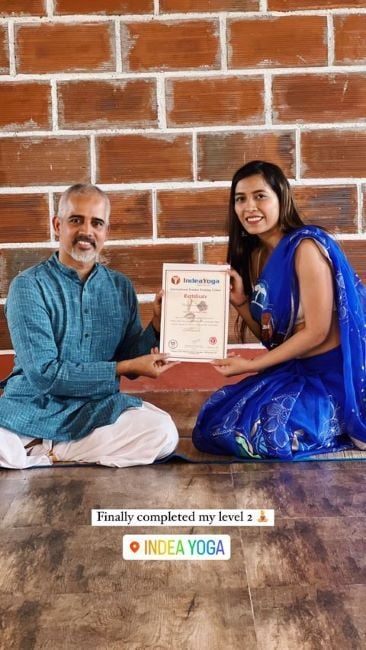 Suman Modi receiving the level 2 yoga certificate