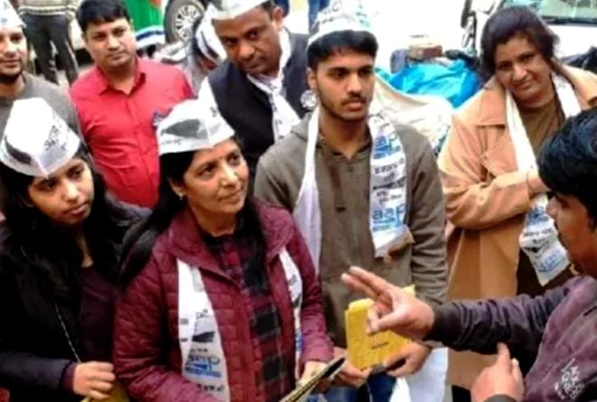 Sunita Kejriwal campaigning with Harshita Kejriwal (extreme left) and Pulkit Kejriwal (second from right)