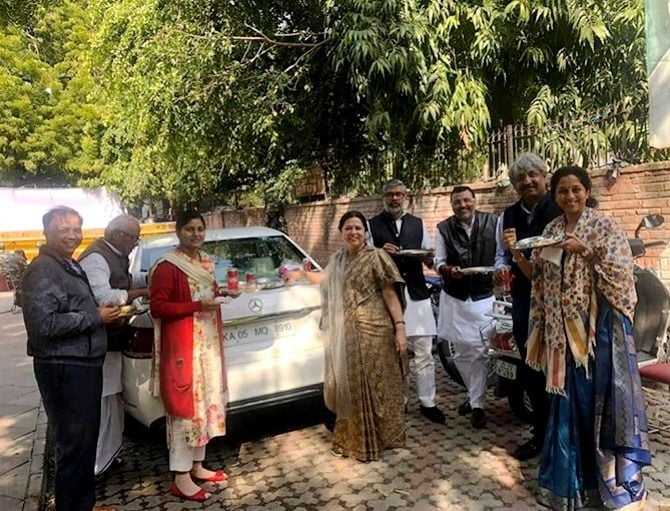 Supriya Sule (extreme right) having lunch at a dhaba with her colleagues
