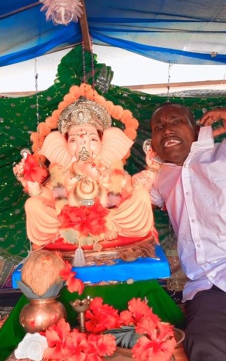 Suraj Chavan with the idol of Lord Ganesha