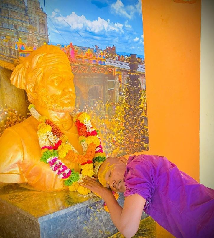 Suraj Chavan with the idol of Umaji Raje