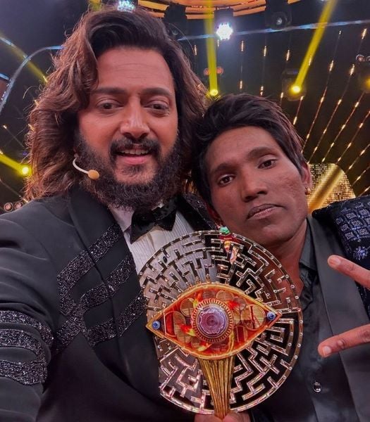 Suraj with Riteish after winning the show