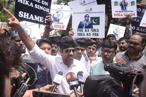 Suresh Shyamlal Gupta protesting against Mika Singh