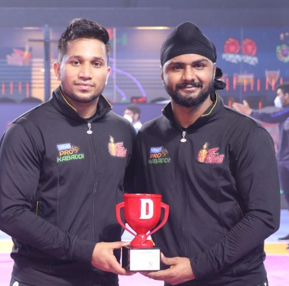 Surinder Singh (right) playing for Telugu Titans in a Pro Kabaddi League match
