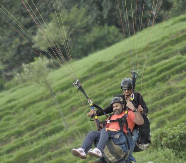 Sushil Kumar Rinku doing parasailing