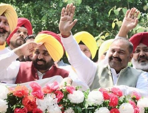 Sushil Kumar Rinku with the members of the Aam Aadmi Party