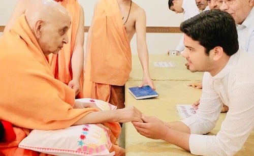 Suyash Pachauri with Guru HDH Pramukh Swami Maharaj