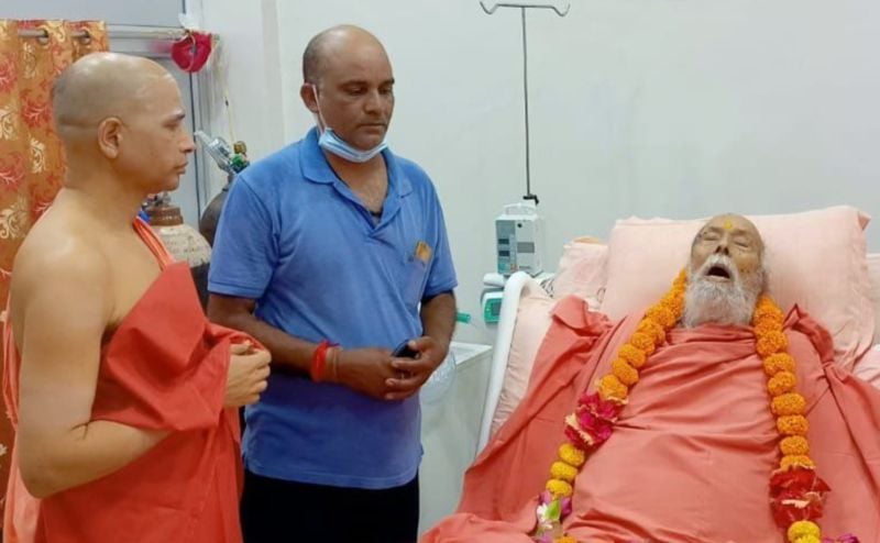 Swami Avimukteshwaranand (extreme left) with his guru Jagadguru Shankaracharya Swami Swaroopanand Saraswati (extreme right)