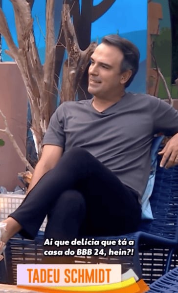 Tadeu Schmidt in a still from the 24th season of the Brazilian reality TV series titled 