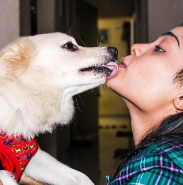 Tamkeen Khan posing with her pet