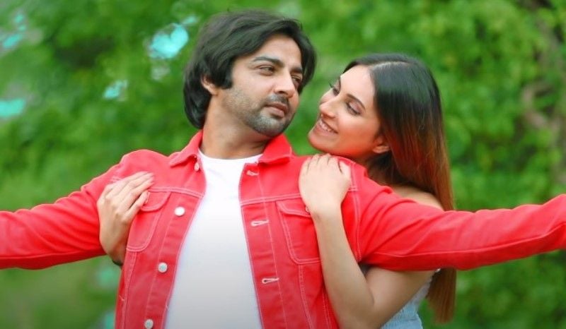 Tannaz Davoodi with Adnan Khan in the Hindi music video 