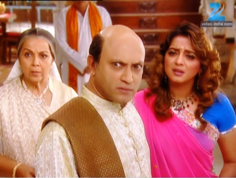 Tanushree Kaushal (rightmost) as Menka Garodia in Ghar Ki Lakshmi Betiyann on Zee TV