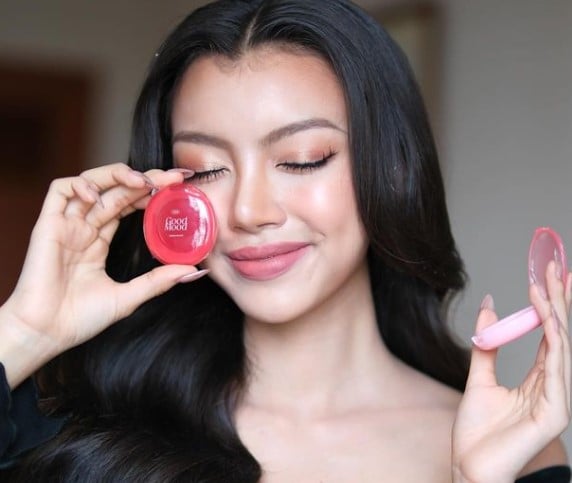 Thae Su Nyein while promoting a beauty product on social media