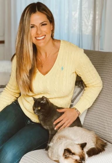 Thais Souza Wiggers with her cats