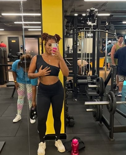 Thamiris Maia at a gym