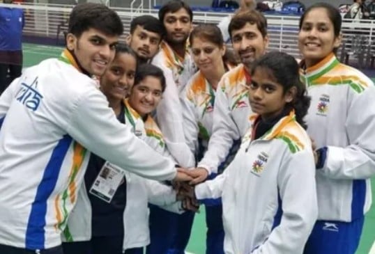 The Indian badminton team posing after winning gold in Brazil in May 2022
