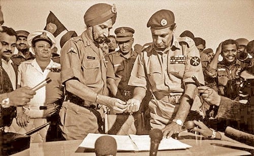 The Pakistani Army Chief surrendered to the Indian Army Chief during the 1971 war