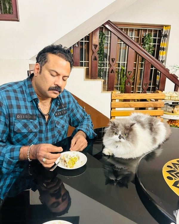 Tini Tom with his pet