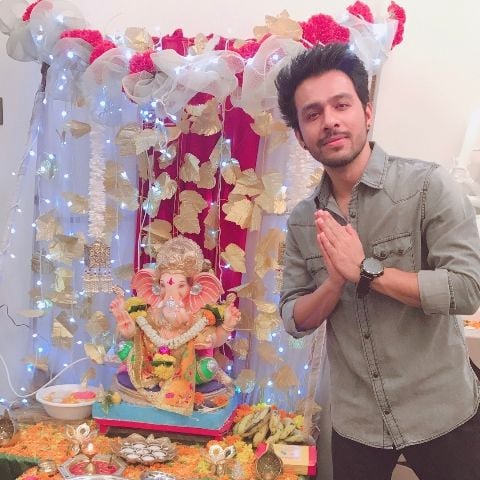 Tony Kakkar with the idol of Lord Ganesha