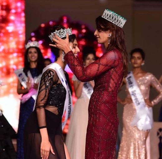 Trisha Shetty being crowned Glamanand Supermodel India 2019 first runner up