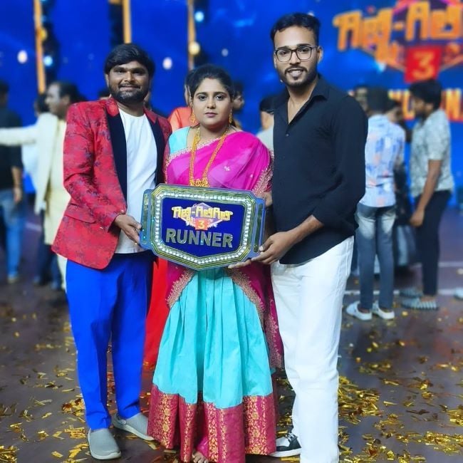Tukali Manasa with her husband holding the runner-up award for the show, Gicchi GiliGili